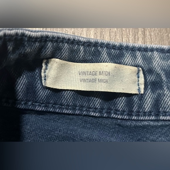 Universal Thread Denim Jean Shorts-Raw Hem, Med Wash-Women’s Sz 2 - Picture 9 of 10